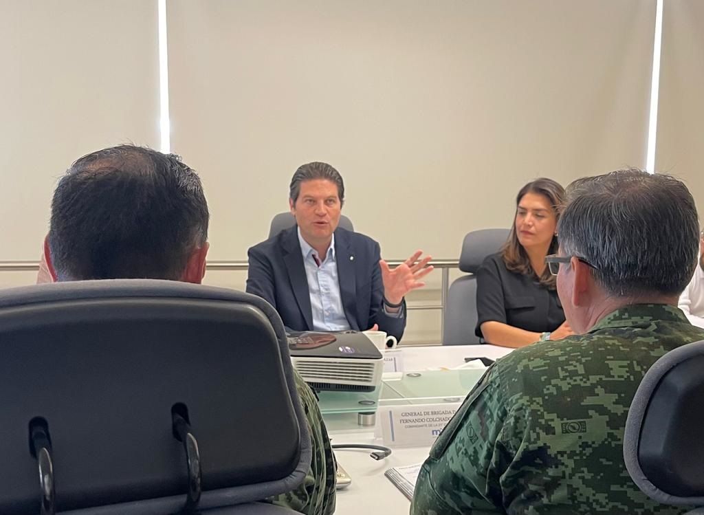 Se reúne Alfonso Martínez con mandos militares; prevenir delitos, el objetivo.