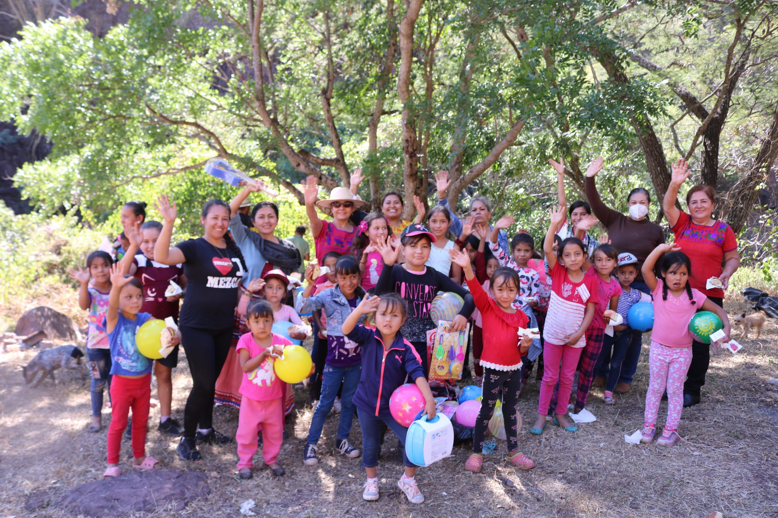 Mezcaleros michoacanos entregan juguetes a niñas y niños en comunidades de Turicato