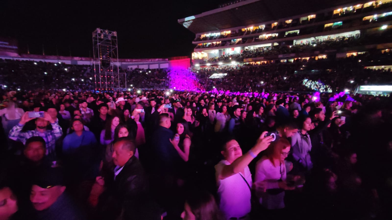 Más de 25 mil asistentes abarrotan concierto de Julión Álvarez en el Morelos
