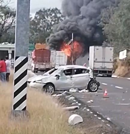 Hombre muere calcinado tras choque múltiple en la caseta de Zinapécuaro; hay 4 heridos