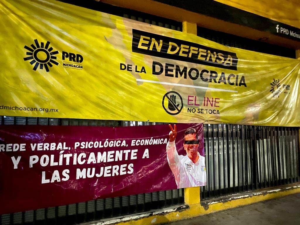#FOTOS Aparecen lonas con acusaciones de violencia de género contra senador de Michoacán