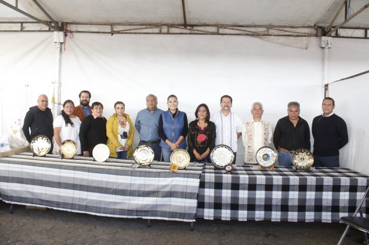 Premian a ganadores del concurso de lacas en Pátzcuaro