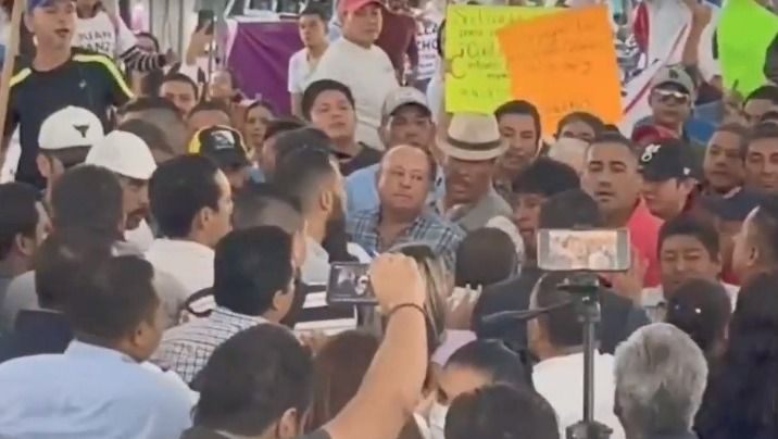 80 unidades del transporte público en el corralón de Uruapan tras manifestaciones: Bedolla