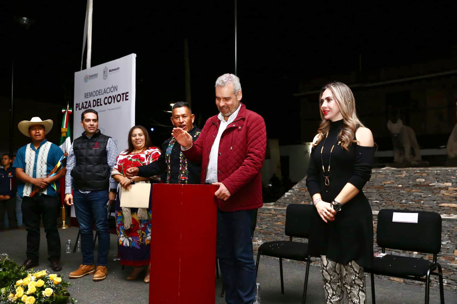 Inaugura Ramírez Bedolla remodelación de plaza pública en Ihuatzio