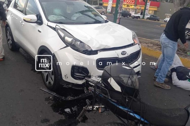 Se registra choque entre auto y moto en Calzada La Huerta, Morelia