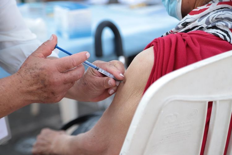 Se mantiene vacunación anti COVID-19 en 44 municipios