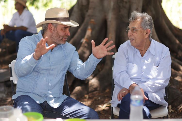 Bedolla y Cuauhtémoc Cárdenas visitan rancho ganadero de Tipítaro