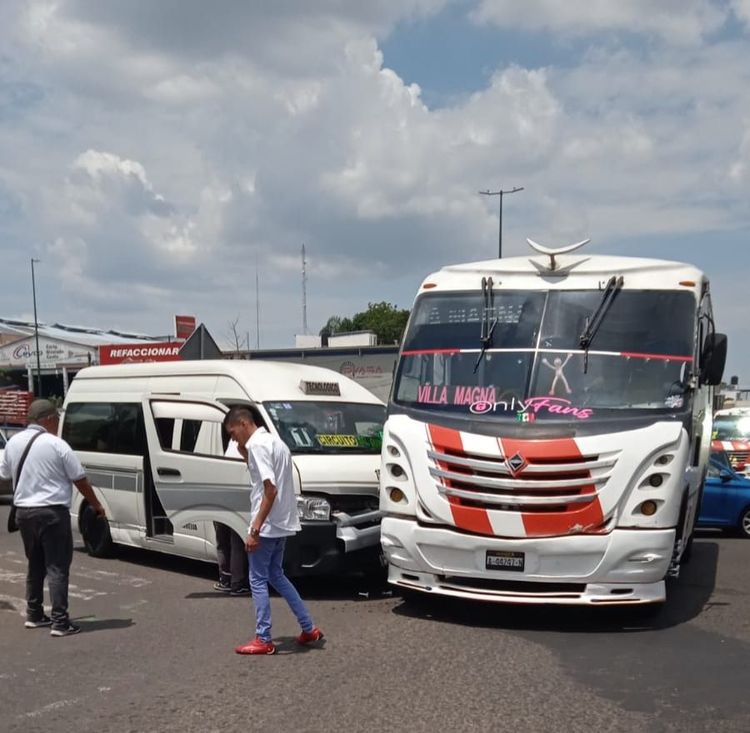 Se registra choque entre camión Ruta Villa Magna y combi Ruta Gris 1,en Morelia