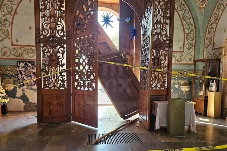 Sujeto choca su vehículo contra las puertas de la Parroquia de San Juan Bautista, en Maravatío 