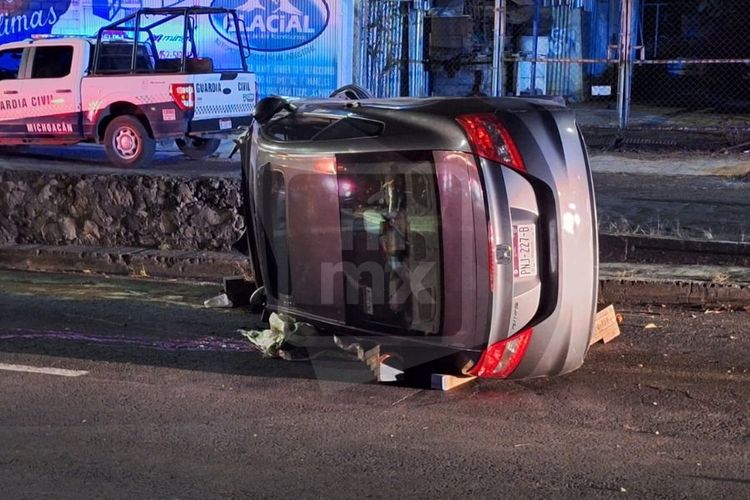 Joven pierde la vida al volcar su auto en la Calzada Benito Juárez