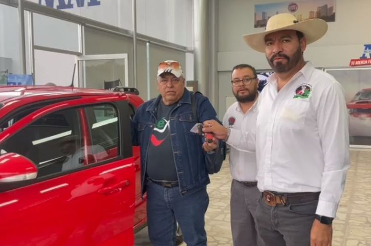 La Unión de Mezcaleros de Michoacán, entrega camioneta último modelo, a ganador de sorteo.