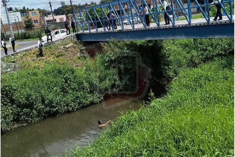 Bomberos estatales y Policía Morelia rescatan a hombre que estaba dentro del Río Grande