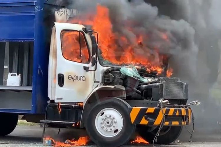 Normalistas queman vehículo en Libramiento y Siervo de la Nación, Morelia 