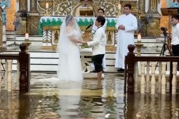 Pareja filipina se casa en iglesia inundada pese al tifón Wipha