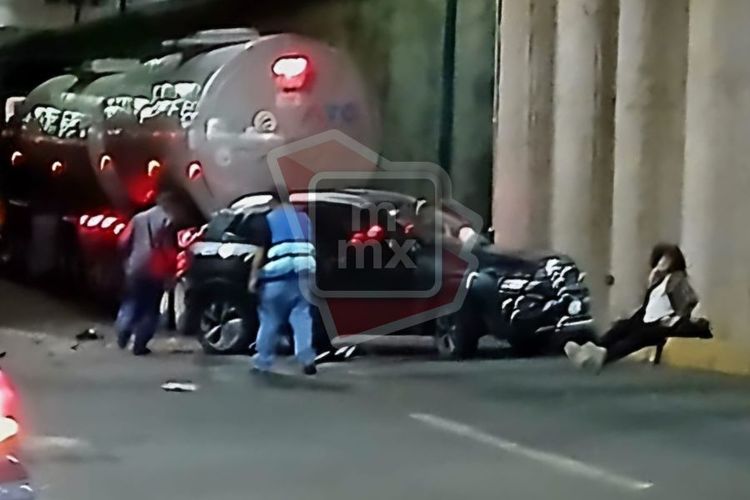 Ocurre choque entre camioneta y pipa en túnel del Distribuidor Vial Salida a Salamanca, al norte de Morelia