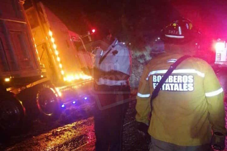 Tractocamión cerca de volcar en la Morelia-Pátzcuaro