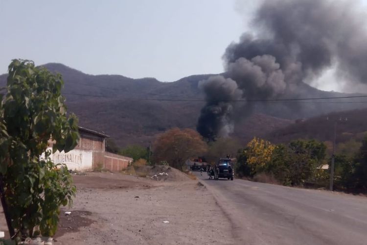 Se registra enfrentamiento armado, bloqueos carreteros y quema de vehículos en Tierra Caliente