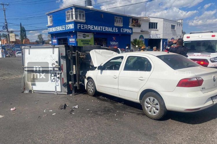 Se registra choque entre auto y camioneta en la Morelia-Pátzcuaro