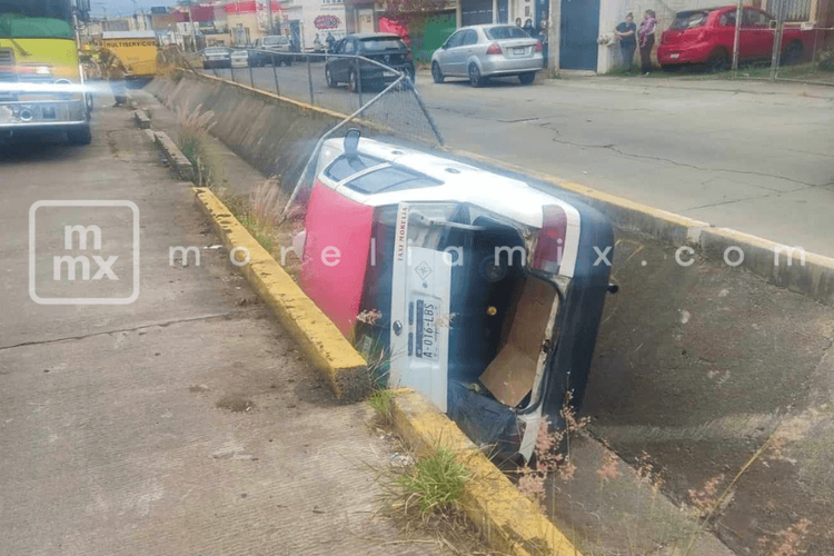 Taxi cae a canal del dren pluvial en Villas del Pedregal 