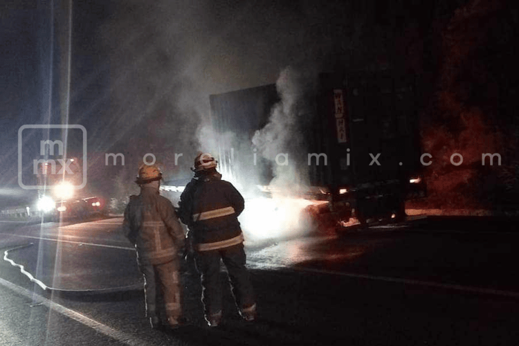Se incendia remolque en la Pátzcuaro-Cuitzeo 