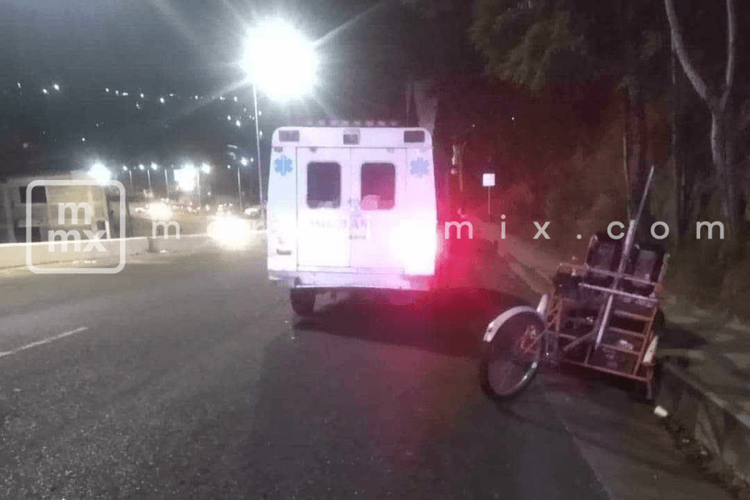 Motociclista atropella a vendedor de elotes en Zitácuaro 