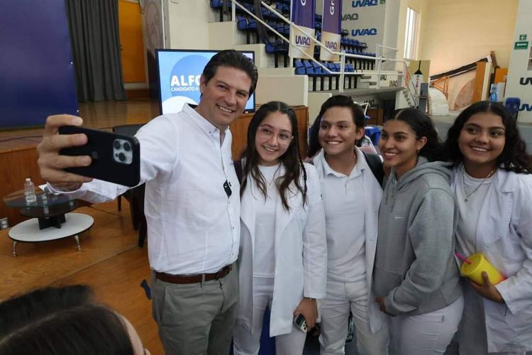 Alfonso Martínez plantea “el doble de becas” en diálogo con estudiantes universitarios
