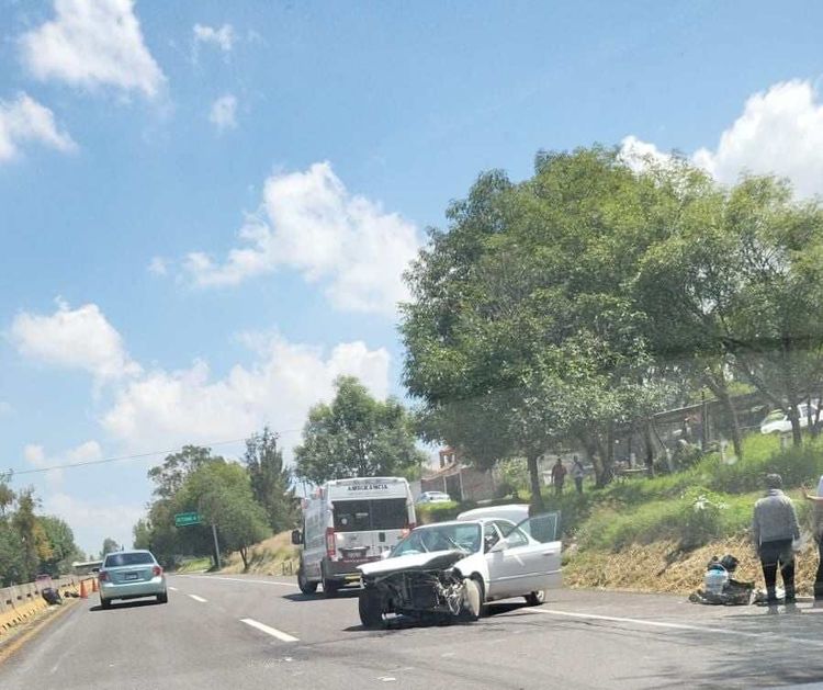 Auto choca contra muro de contención en la Morelia-Pátzcuaro 