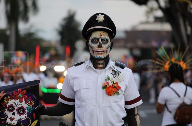 11 mil personas, en desfile de catrinas en Uruapan