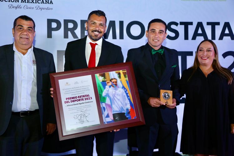 Grisel Tello entrega Premio Estatal del Deporte a Alfonso Aguilar Contreras