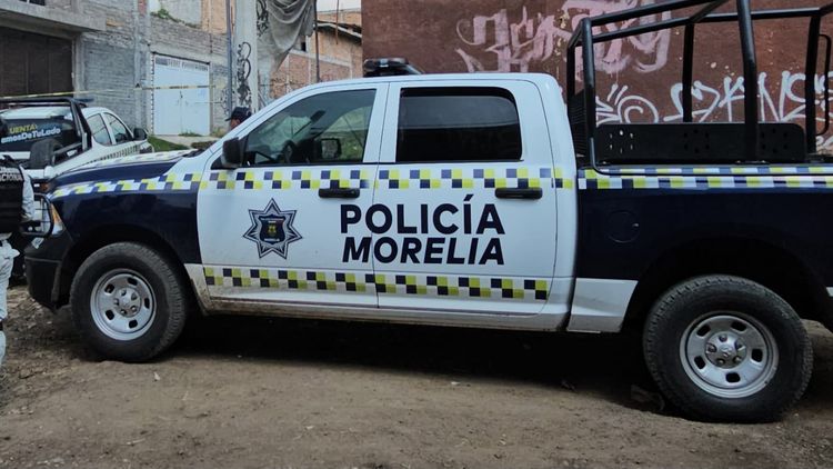Policías y paramédicos auxilian a herido por arma blanca, en Morelia 