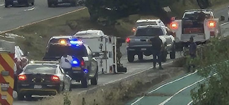 Vuelca camioneta en la carretera Morelia–Pátzcuaro