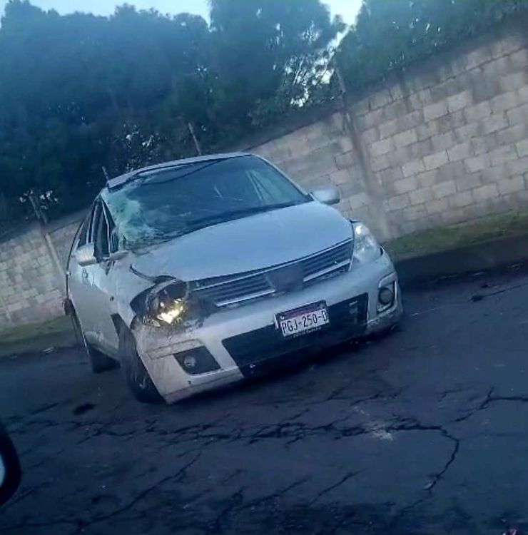 Hombre sale disparado tras volcar su auto, en Uruapan
