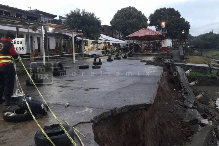 Se desgaja parte del Muelle General del Lago de Pátzcuaro debido a las fuertes lluvias