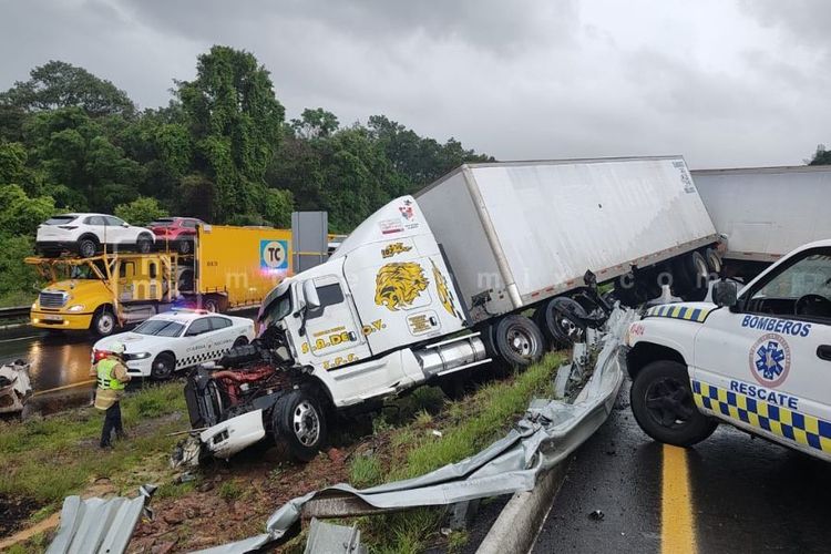 Tráiler con doble remolque se accidenta y bloquea la autopista Siglo XXI