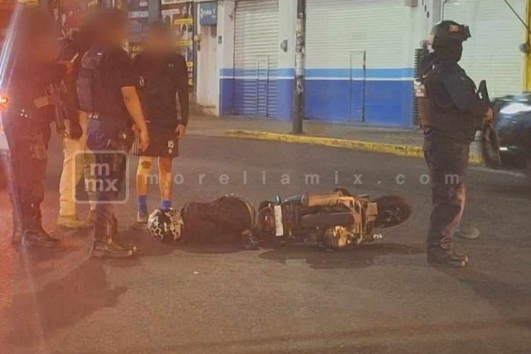 Motociclista queda herido tras choque contra auto en Morelia