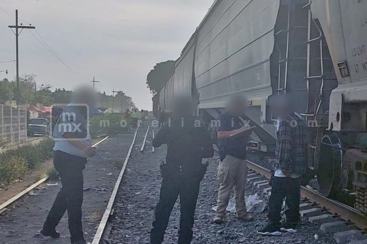Tres brigadistas del PES saltan de camioneta que trató de ganarle el paso al tren en Yurécuaro; hay dos muertos