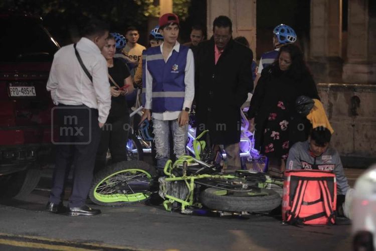 Motociclista queda herido al chocar contra camioneta en el Centro Histórico de Morelia 