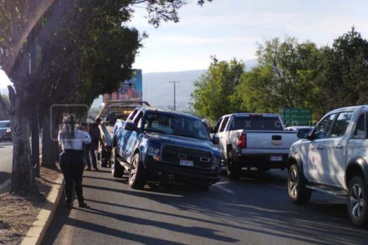 Camioneta choca contra camellón en el periférico de Morelia 