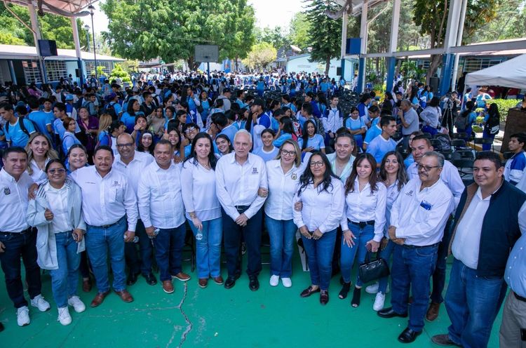 Conectan a la Universidad Michoacana con alumnos de Bachilleres para que rompan barreras