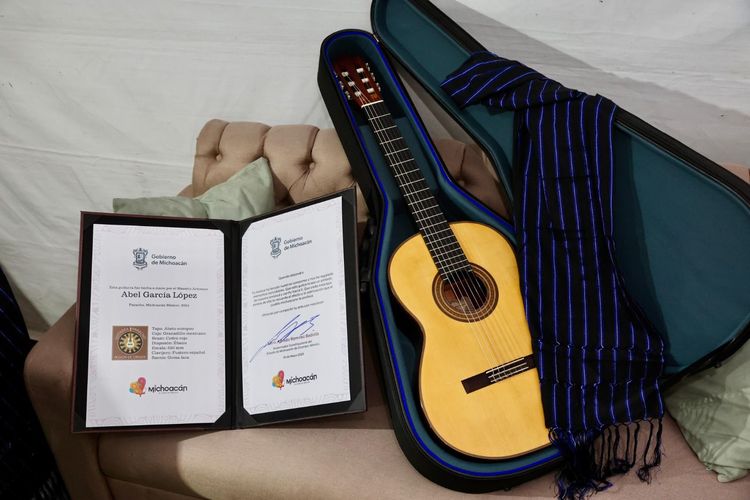 Regaló Bedolla guitarra de Paracho a Alejandro Sanz