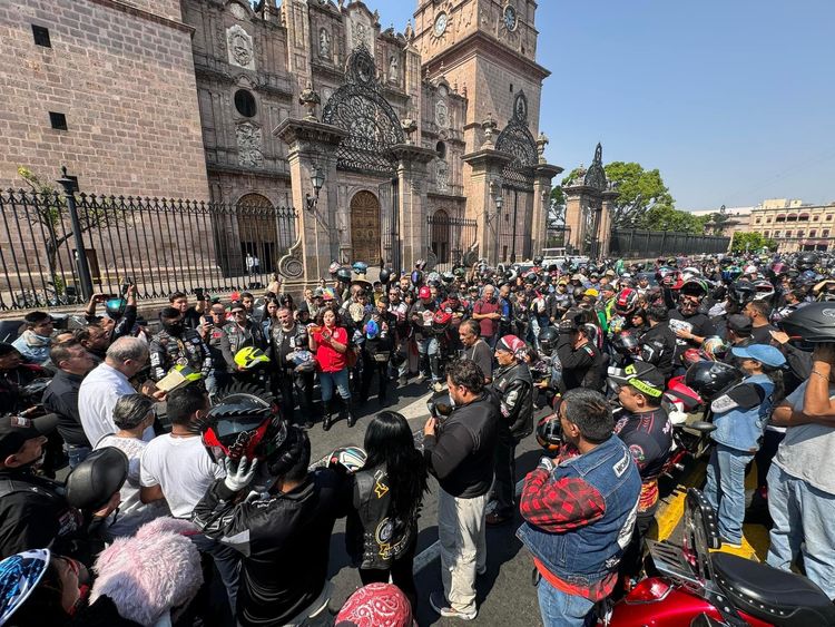 Michoacán recibe al turismo deportivo con caravana de motociclistas