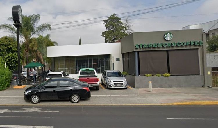 Clausura simbólica de sucursal de Starbucks Calzada Ventura Puente, este sábado 8 de junio.