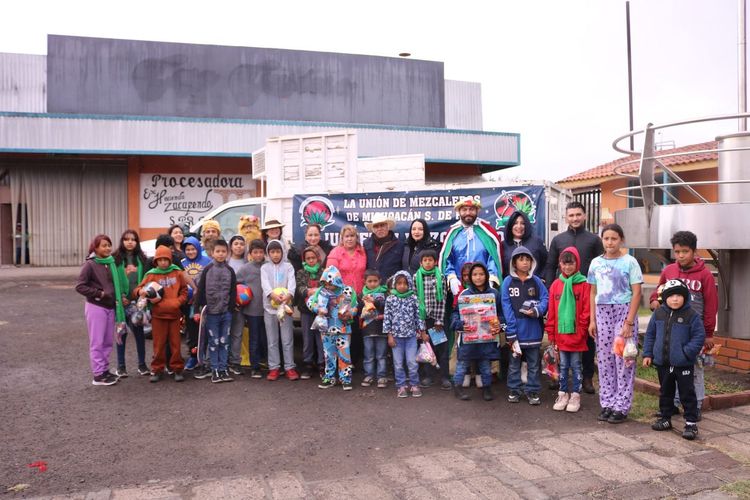 Unión de Mezcaleros de Michoacán entrega juguetes a niños en Indaparapeo