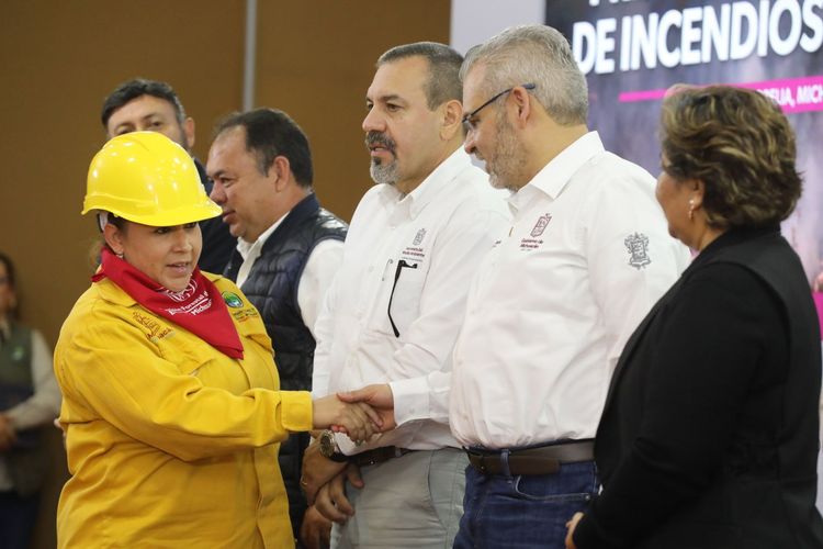 Inicia Bedolla campaña contra incendios; entrega equipo a brigadistas