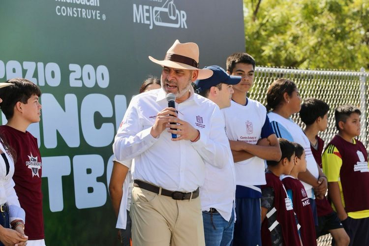 Más espacios deportivos para prevenir la violencia; Bedolla inaugura cancha de fútbol 7 en Apatzingán