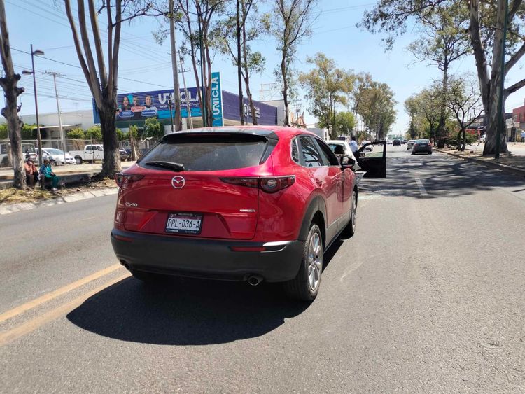 Ocurre choque entre 2 vehículos sobre la Av. Madero Poniente de Morelia