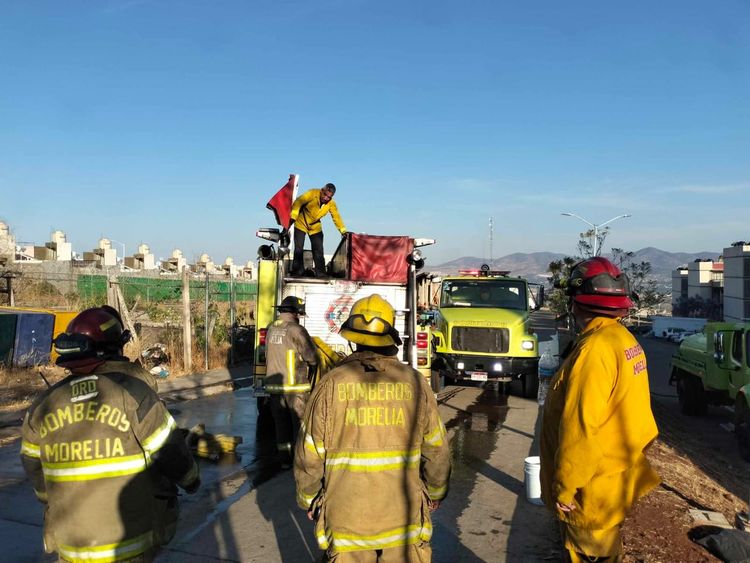 Arde madera acumulada en un predio del fraccionamiento Camponubes, en Morelia