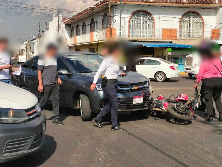 Se registra choque entre auto y moto en la Av. Escuadrón 201, al poniente de Morelia