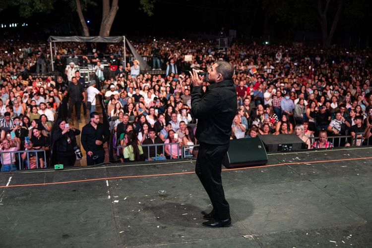 Espinoza Paz dejó el corazón en el Festival de Origen y conquistó a las mamás en su día