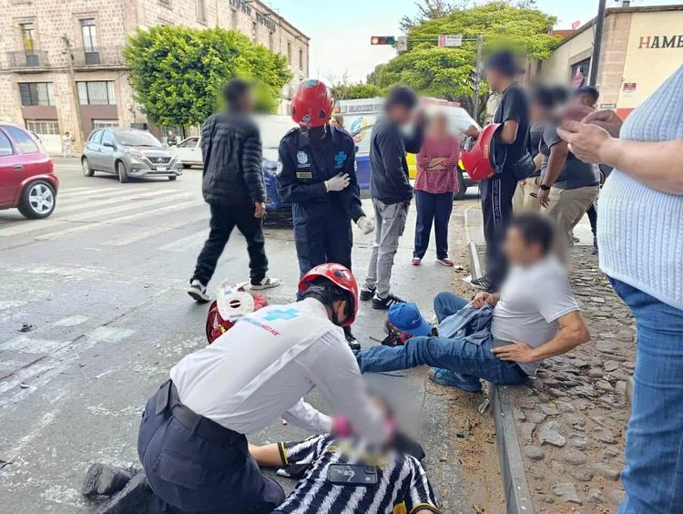 Choque entre moto y camioneta deja 2 heridos en la Av. Madero Poniente de Morelia
